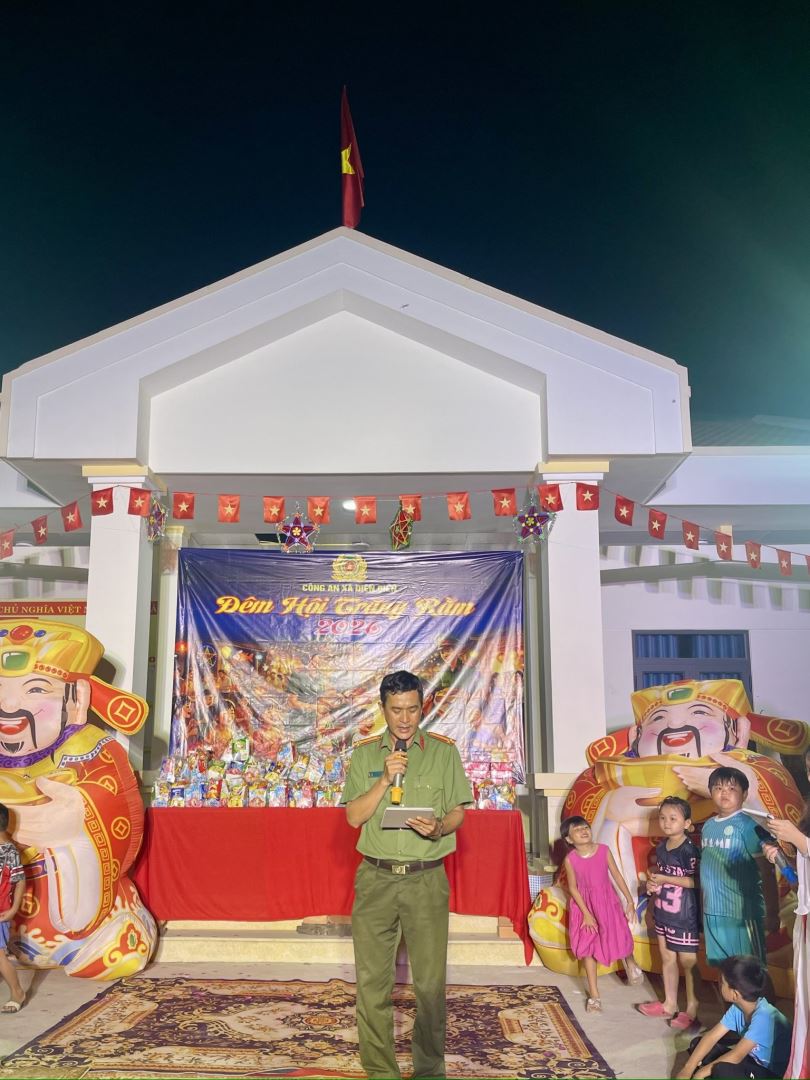 Đồng chí Trung tá Nguyễn Quang Long – Phó Trưởng Công an xã phát biểu tại chương trình