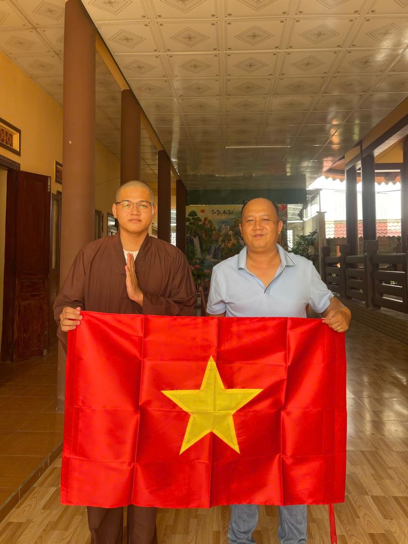 Công an xã Diên Điền tặng cờ Tổ quốc cho chùa Phước Điền