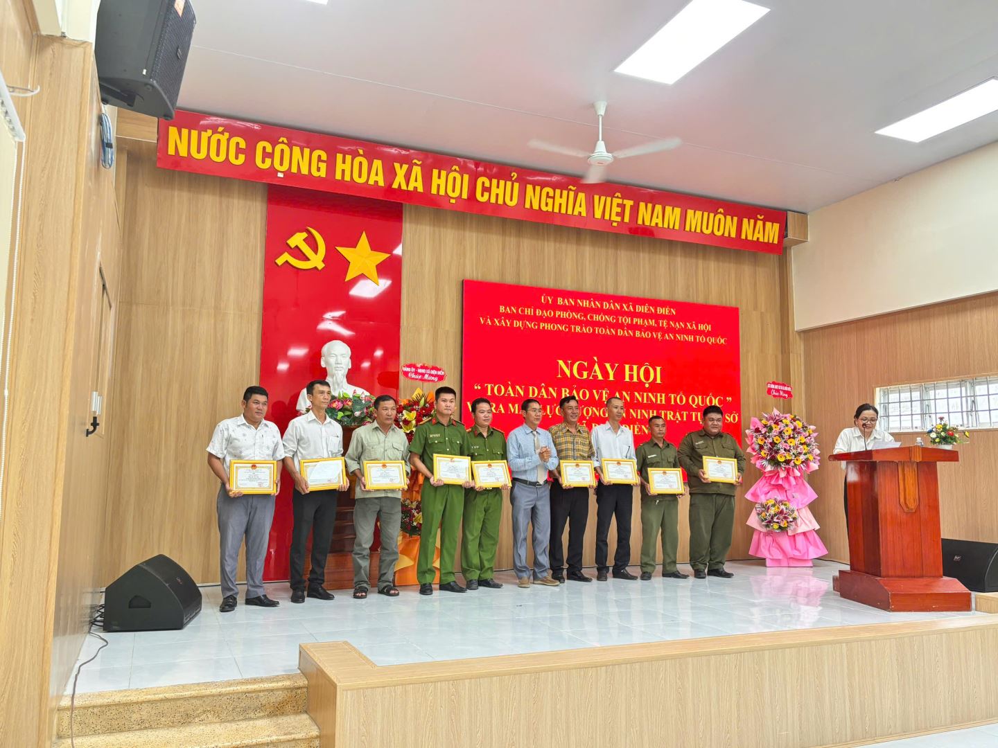 Trao tặng giấy khen cho các tập thể, cá nhân