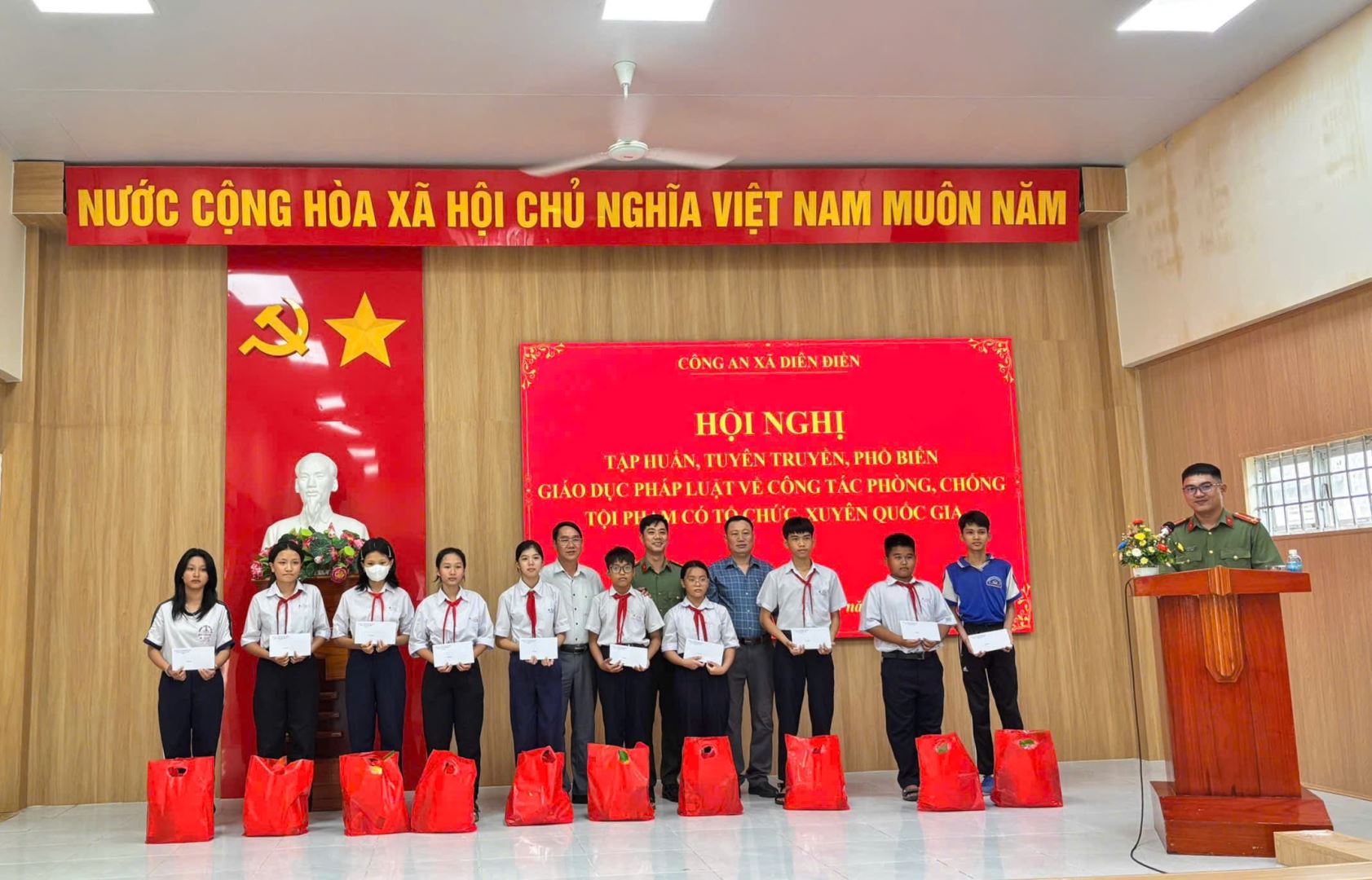 Lãnh đạo Đảng uỷ, UBND xã Diên Điền và đại diện Phòng Tham mưu trao tặng quà cho các em học sinh có hoàn cảnh khó khăn