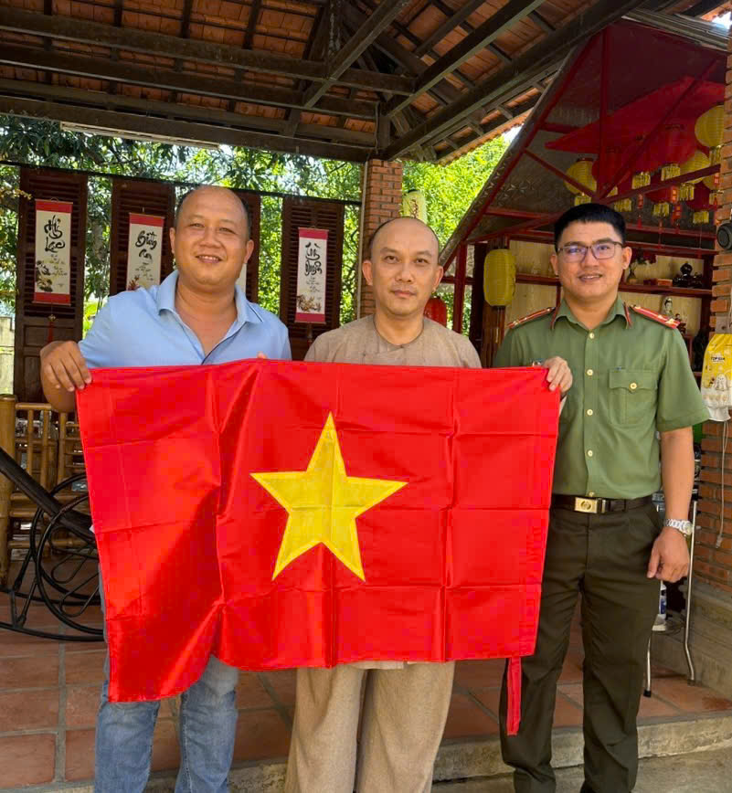 Công an xã Diên Điền tặng cờ Tổ quốc cho chùa Thiên Phước