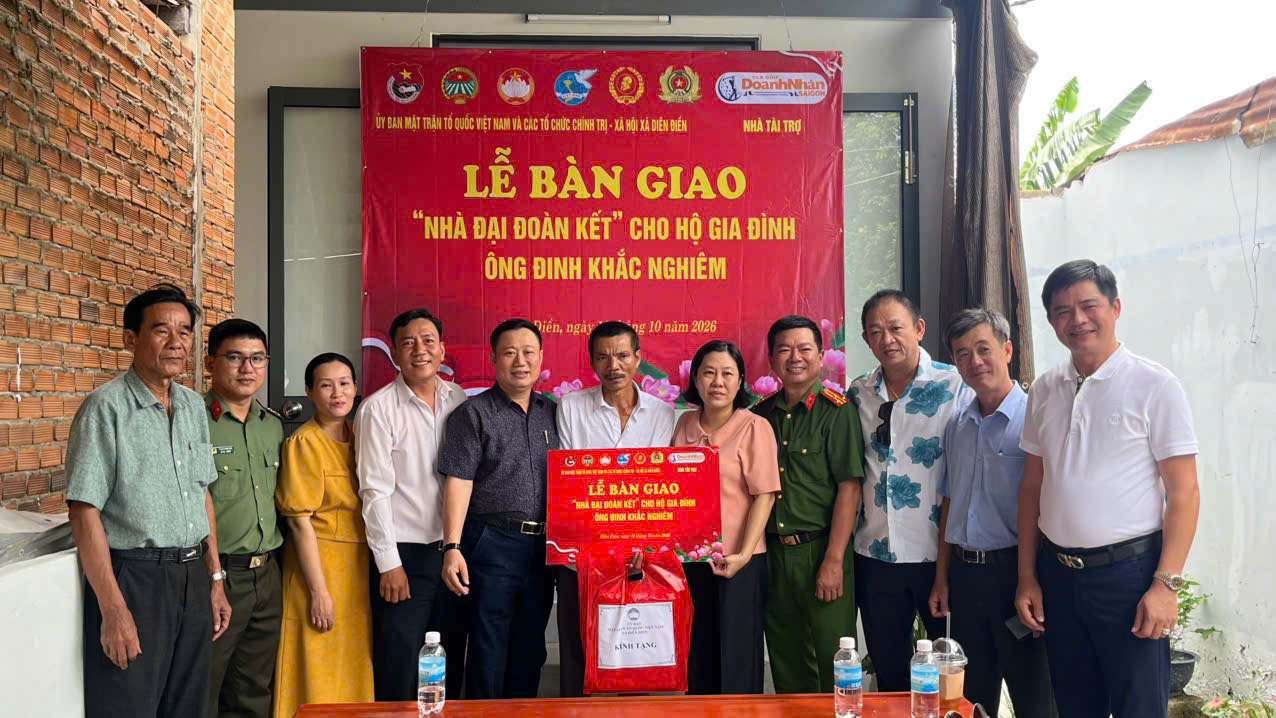 Các đại biểu trao tặng “Nhà đại đoàn kết” cho hộ gia đình ông Đinh Khắc Nghiêm