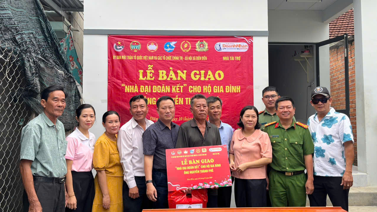 Các đại biểu trao tặng “Nhà đại đoàn kết” cho hộ gia đình ông Nguyễn Thành Phê