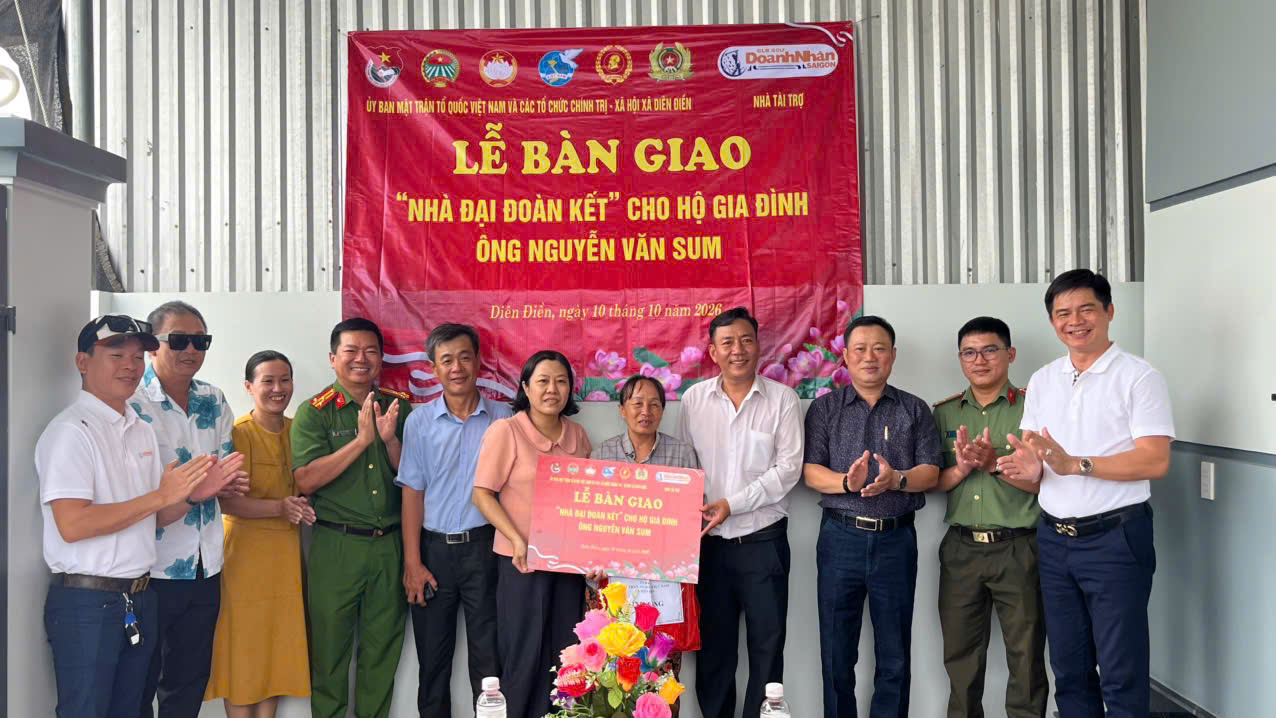 Các đại biểu trao tặng “Nhà đại đoàn kết” cho hộ gia đình ông Nguyễn Văn Sum