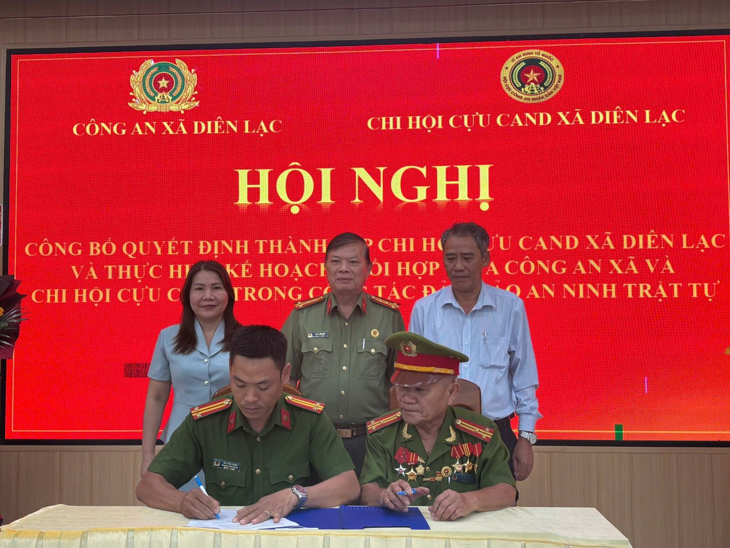 Đại diện Ban chỉ huy Công an xã và Ban chấp hành Chi hội ký kết Quy chế phối hợp bảo đảm an ninh, trật tự trên địa bàn