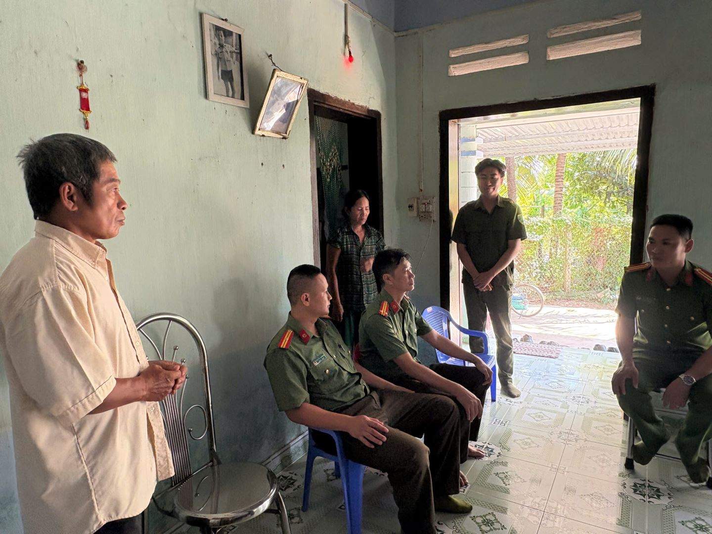 Đoàn Công tác Công an xã đến thăm hỏi thân nhân liệt sỹ Công an nhân dân