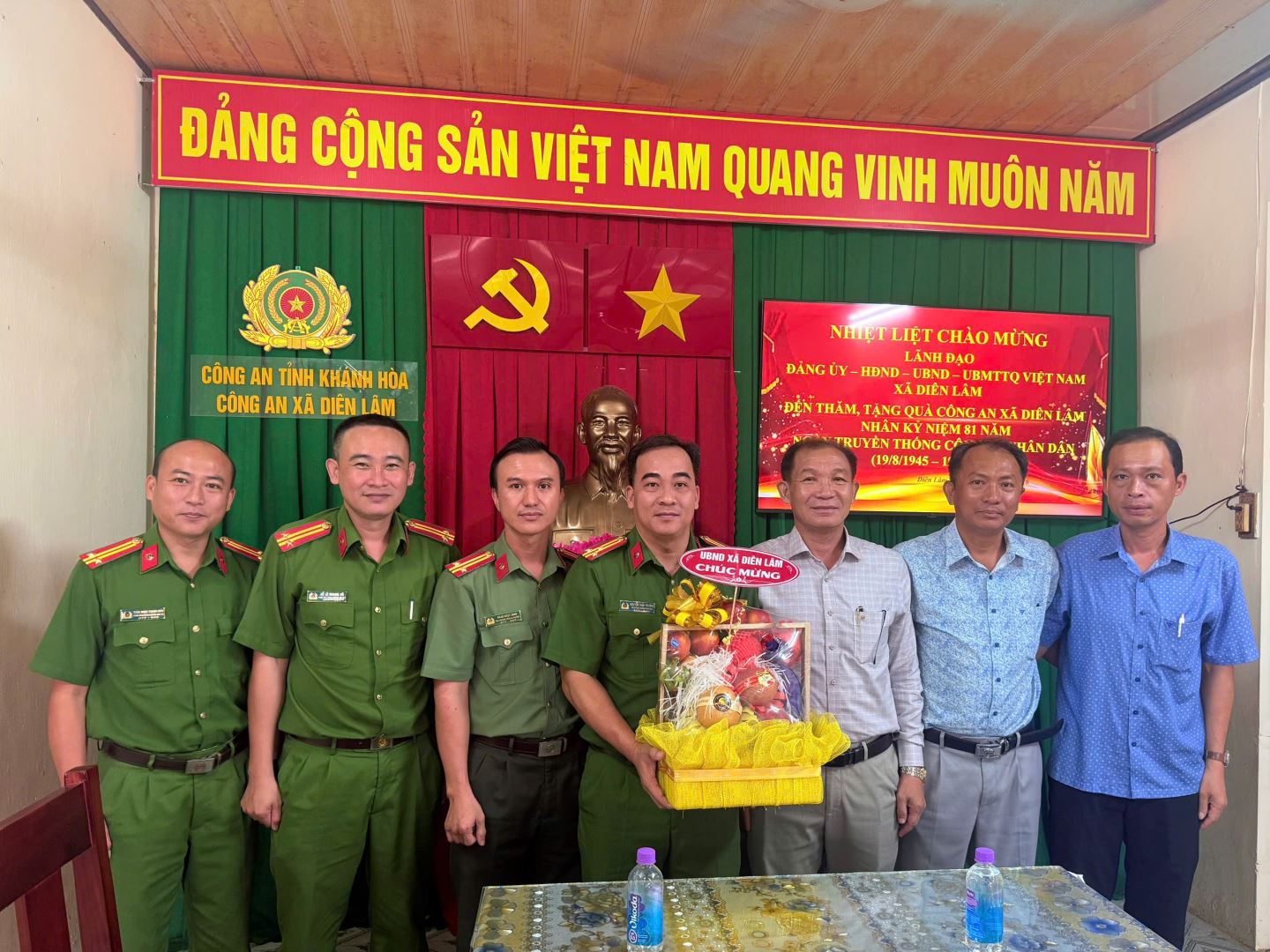 Đoàn thăm gặp, tặng quà chúc mừng lực lượng Công an xã Diên Lâm