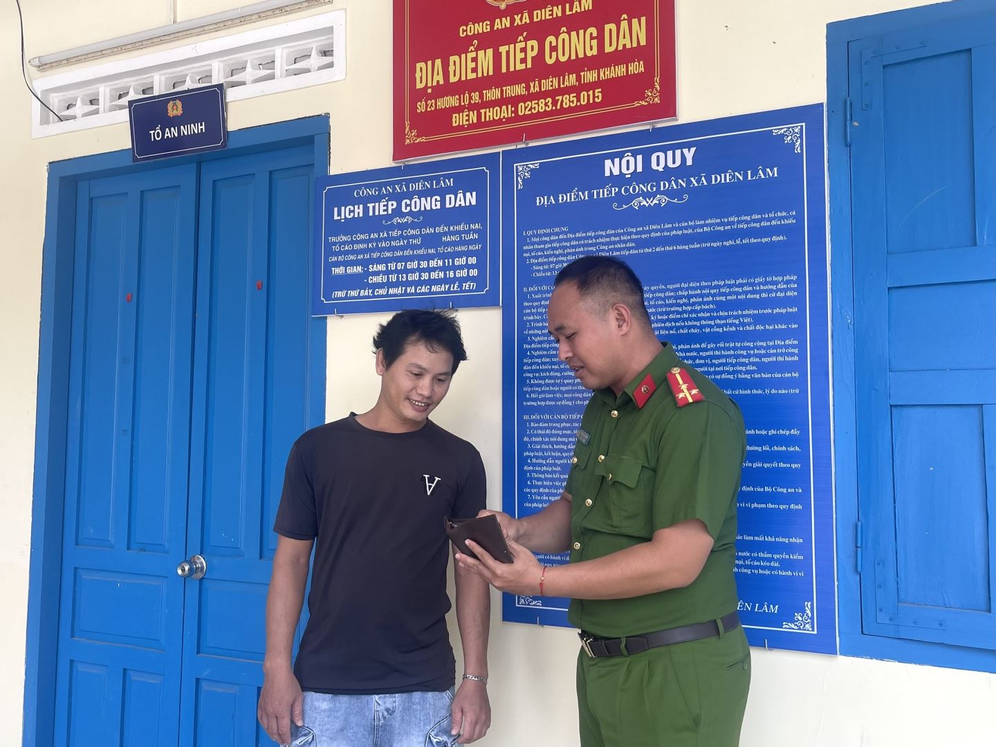 Công an xã Diên Lâm liên hệ anh Nguyễn Ngọc Nhanh đến trụ sở để xác nhận tài sản và nhận lại chiếc ví đánh rơi