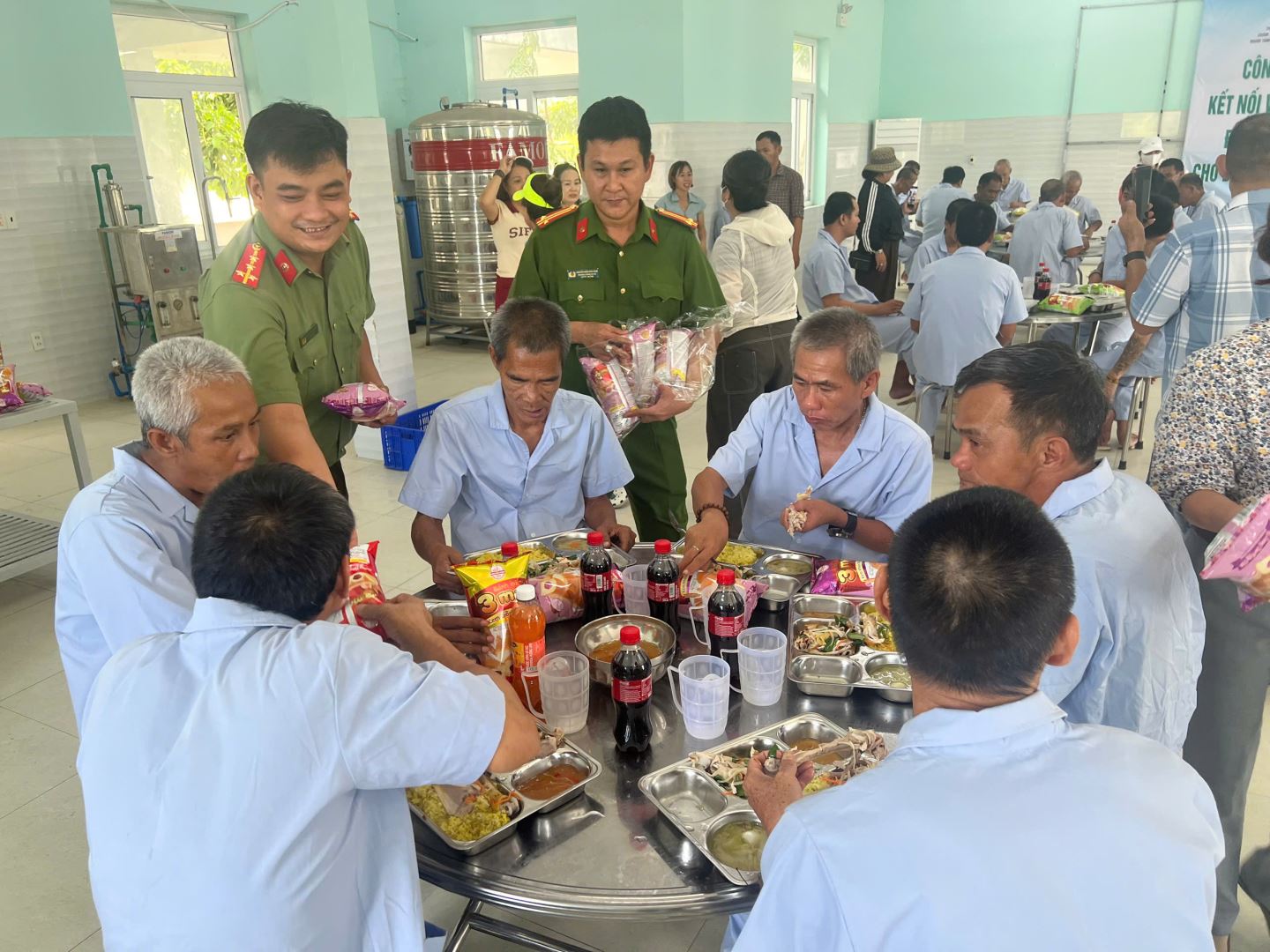 Công an xã Diên Thọ phối hợp cùng các nhà hảo tâm trao tặng những phần quà ý nghĩa đến các đối tượng đang được chăm sóc, điều trị tại chương trình thiện nguyện.