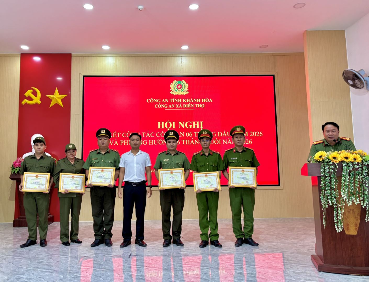 Lãnh đạo Đảng ủy xã trao giấy khen 