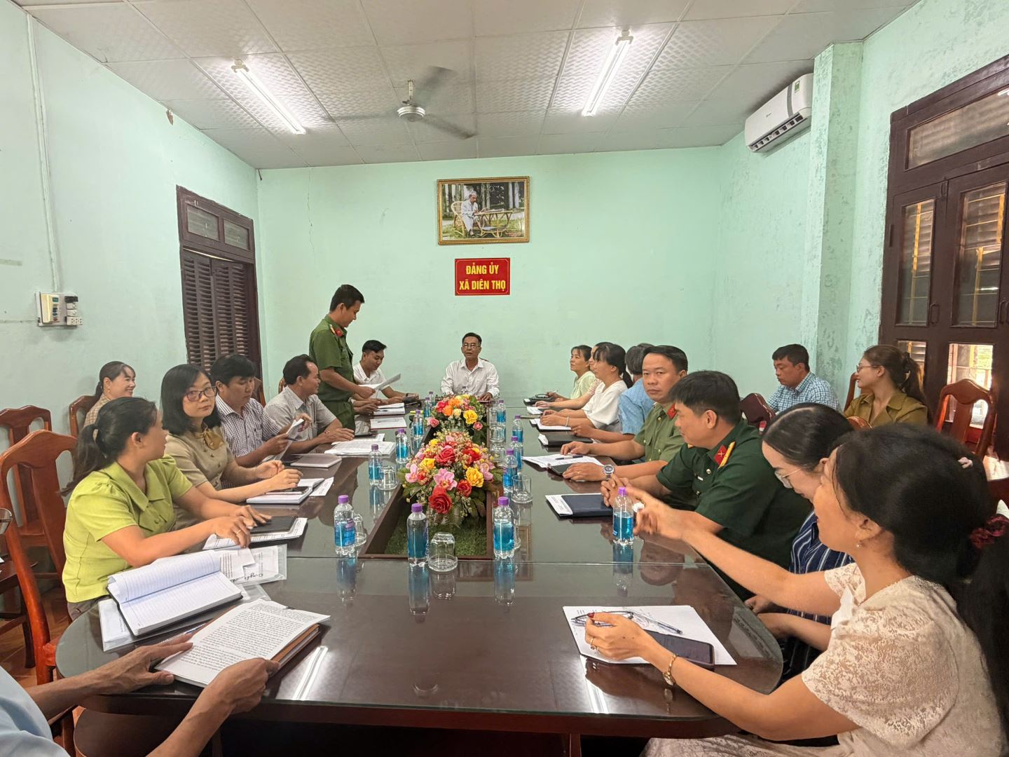 Đồng chí Nguyễn Hiền Hoài Bảo, Trưởng Công an xã phát biểu tại hội nghị