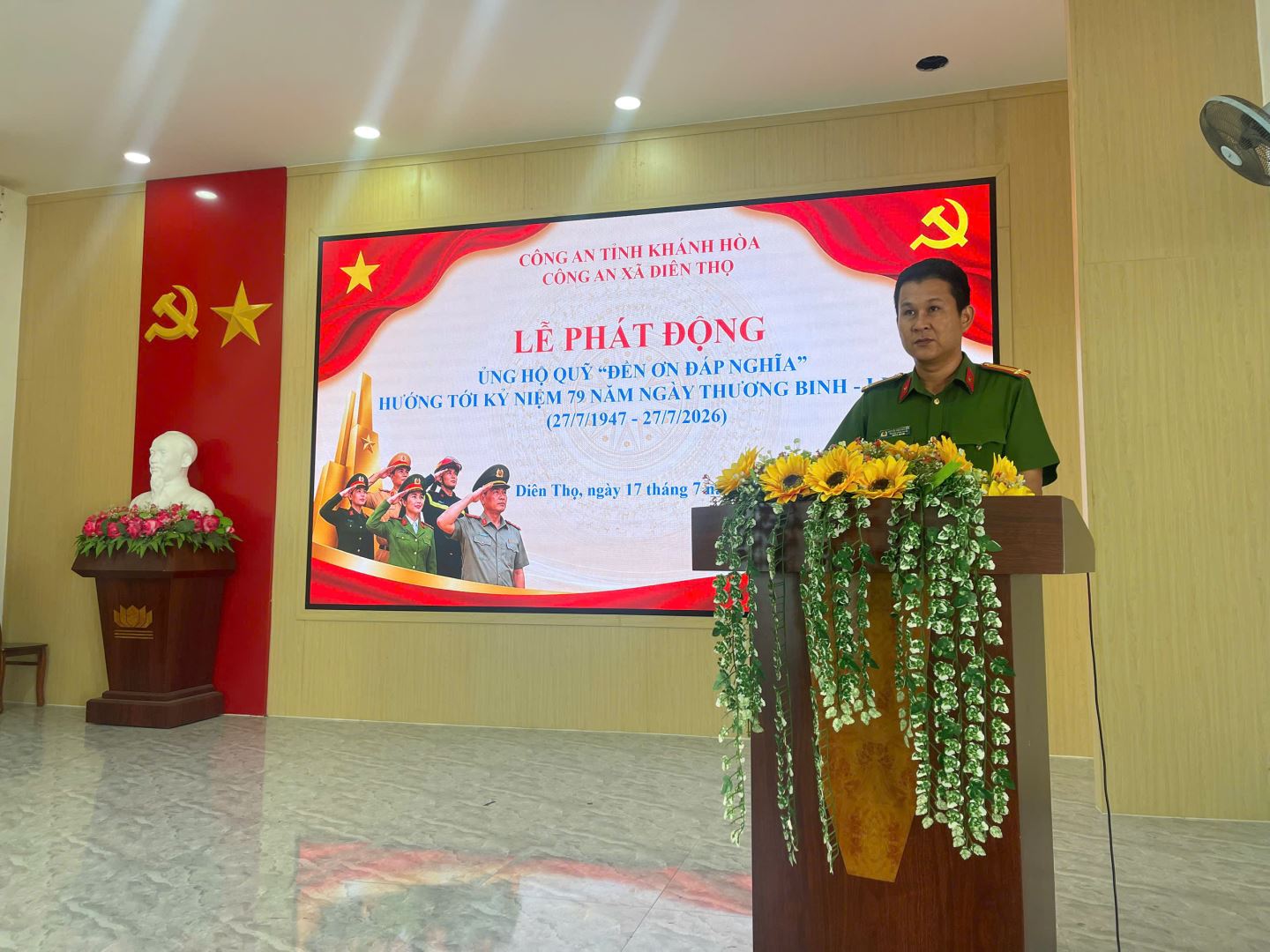 Đồng chí Trung tá Nguyễn Hiền Hoài Bảo, Trưởng Công an xã phát động ủng hộ Quỹ “Đền ơn đáp nghĩa”.