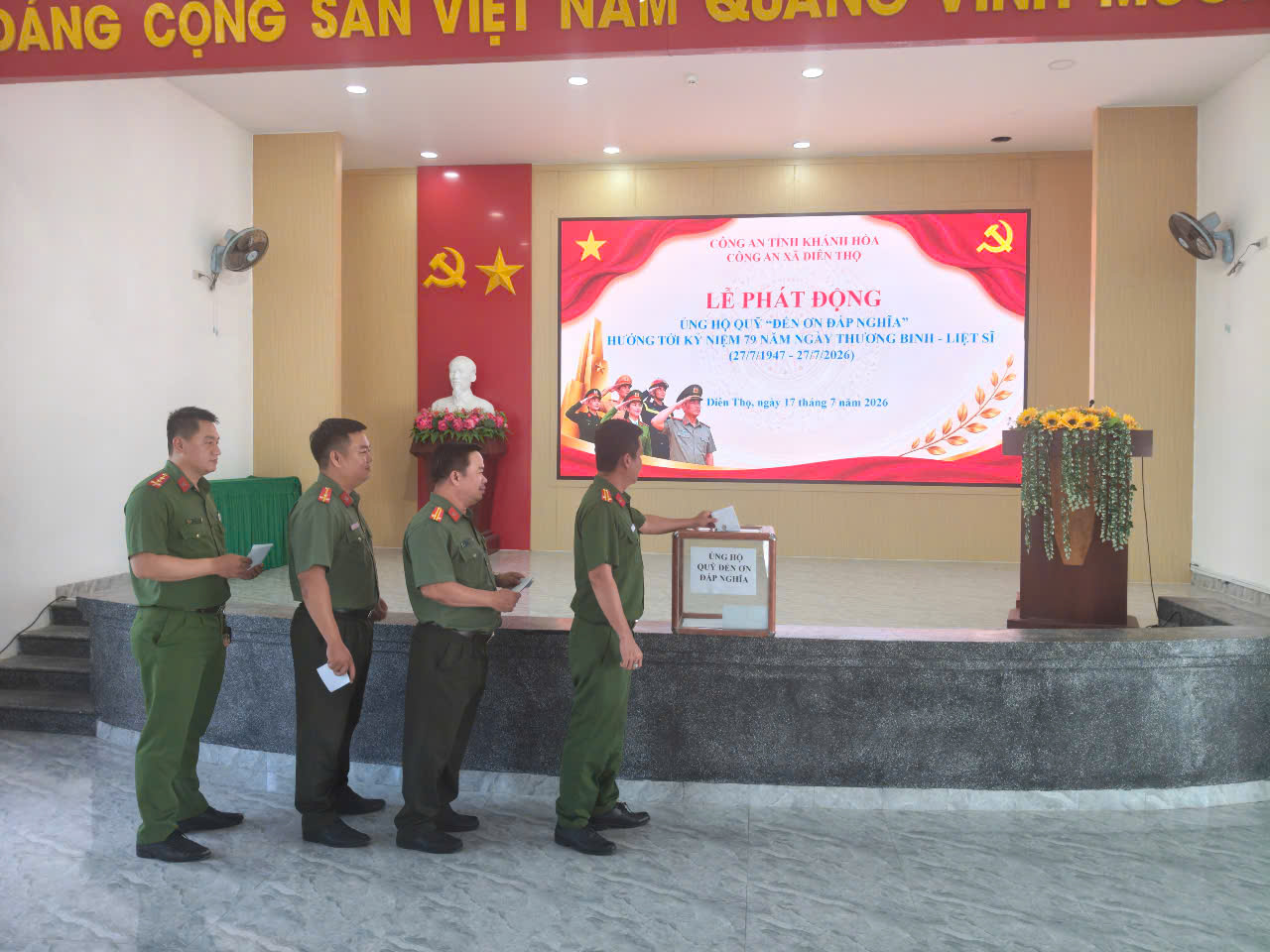 Cán bộ, chiến sĩ Công an xã Diên Thọ tham gia ủng hộ Quỹ “Đền ơn đáp nghĩa”.