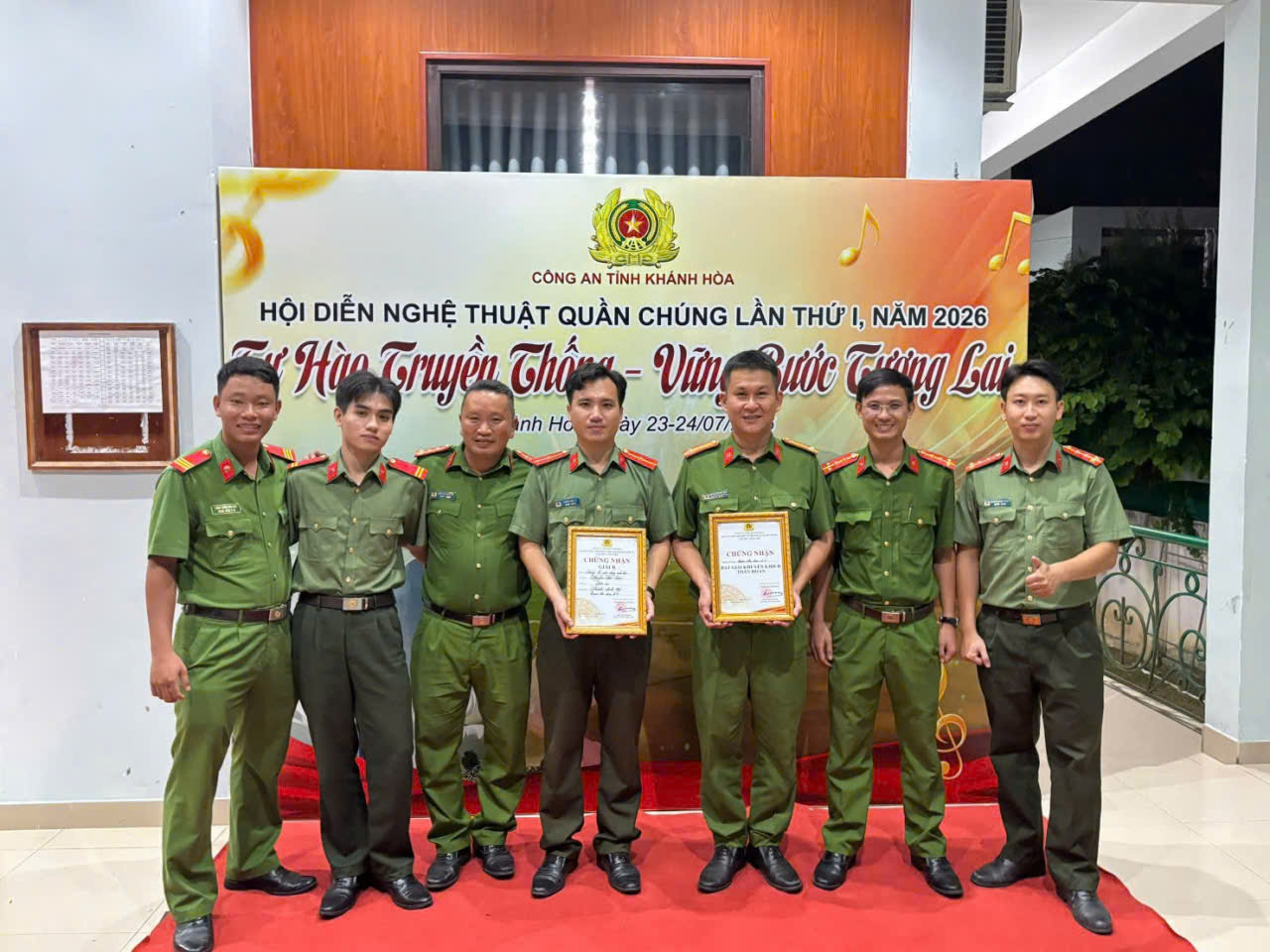 Cán bộ, chiến sĩ trong Cụm Thi đua số 7 chụp hình lưu niệm