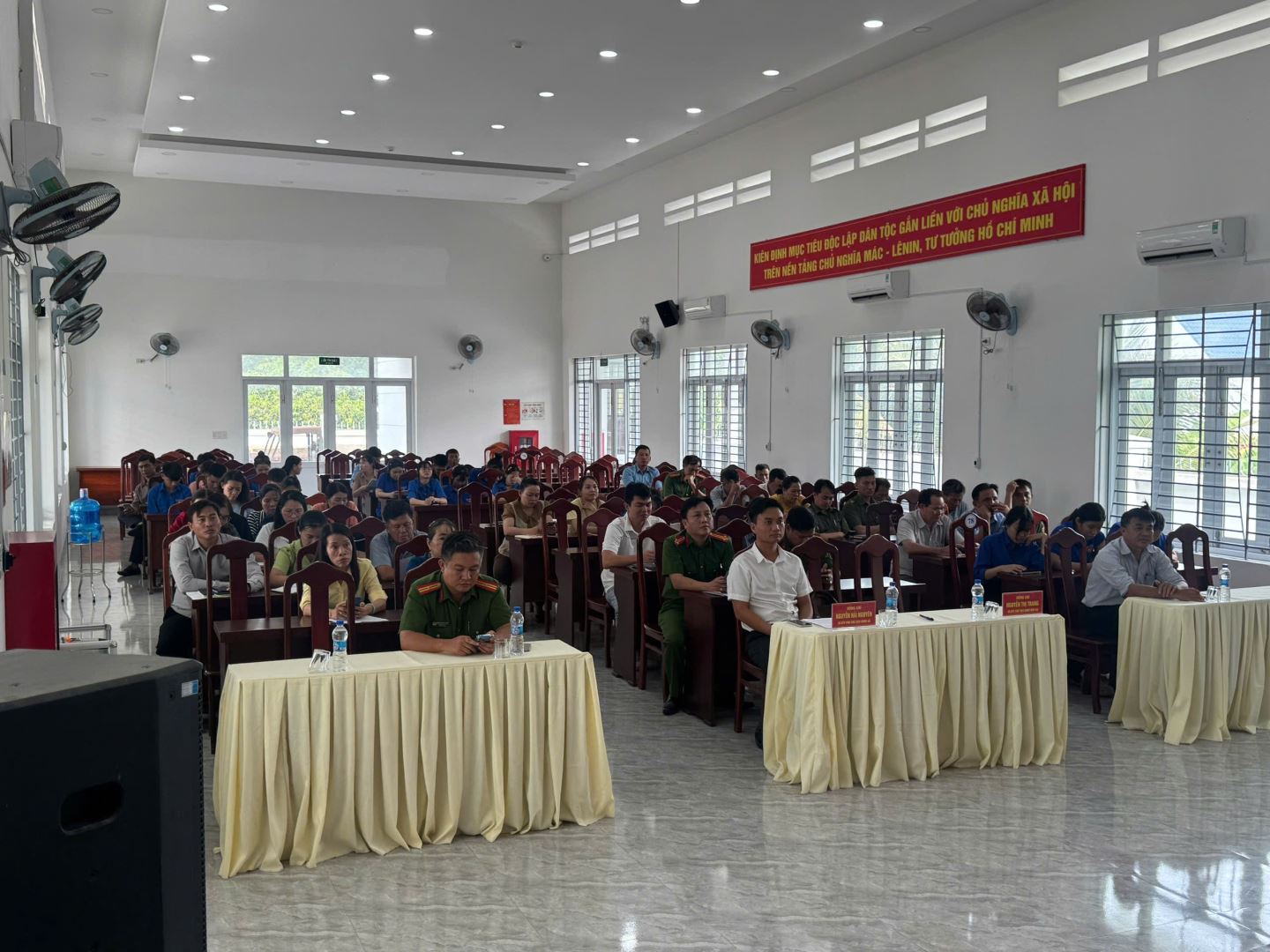 Các đại biểu về dự buổi lễ