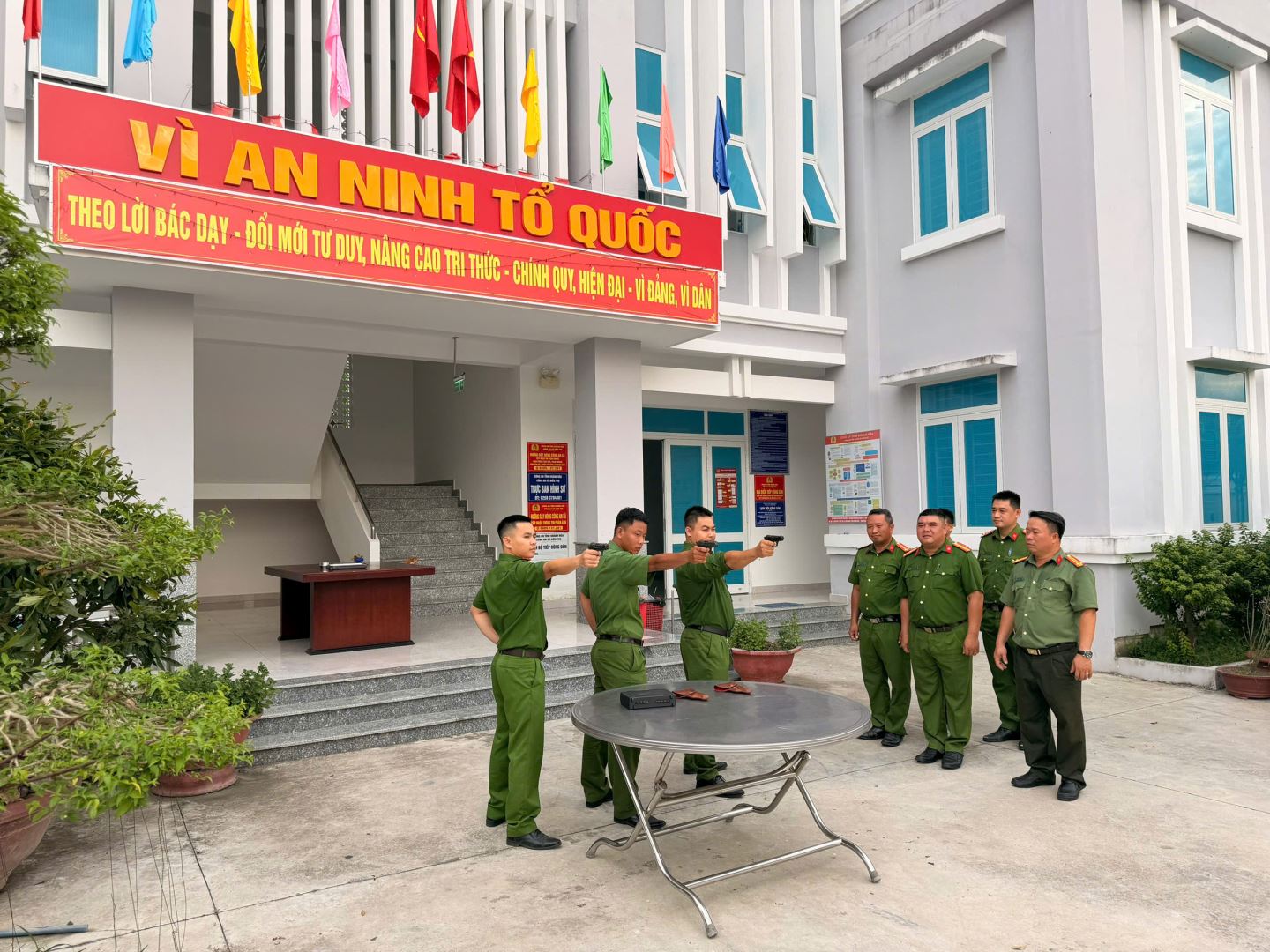Cán bộ, chiến sĩ Công an xã đang thực hiện nội dung Quân sự