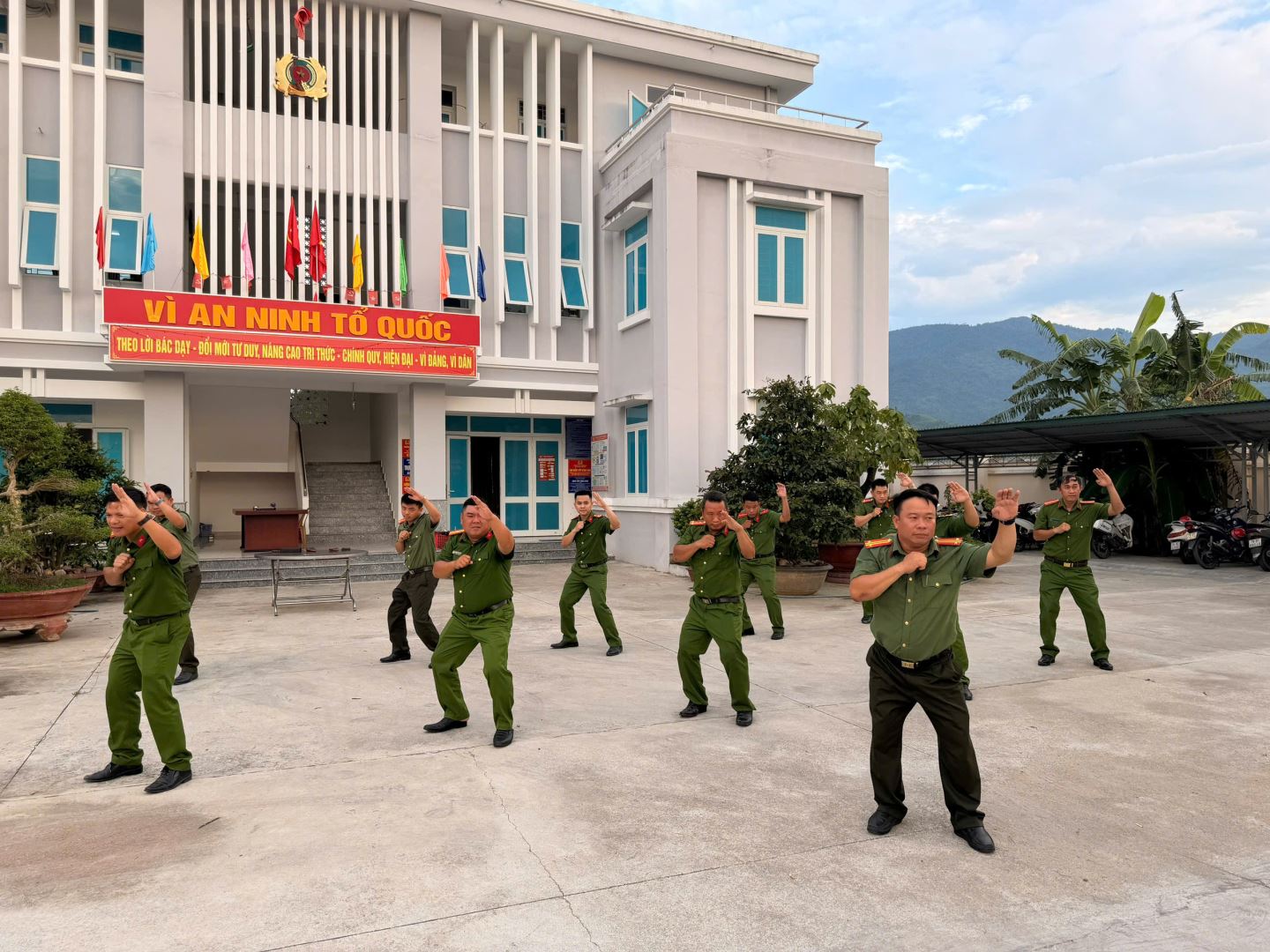 Cán bộ, chiến sĩ đang thực hiện nội dung Võ thuật