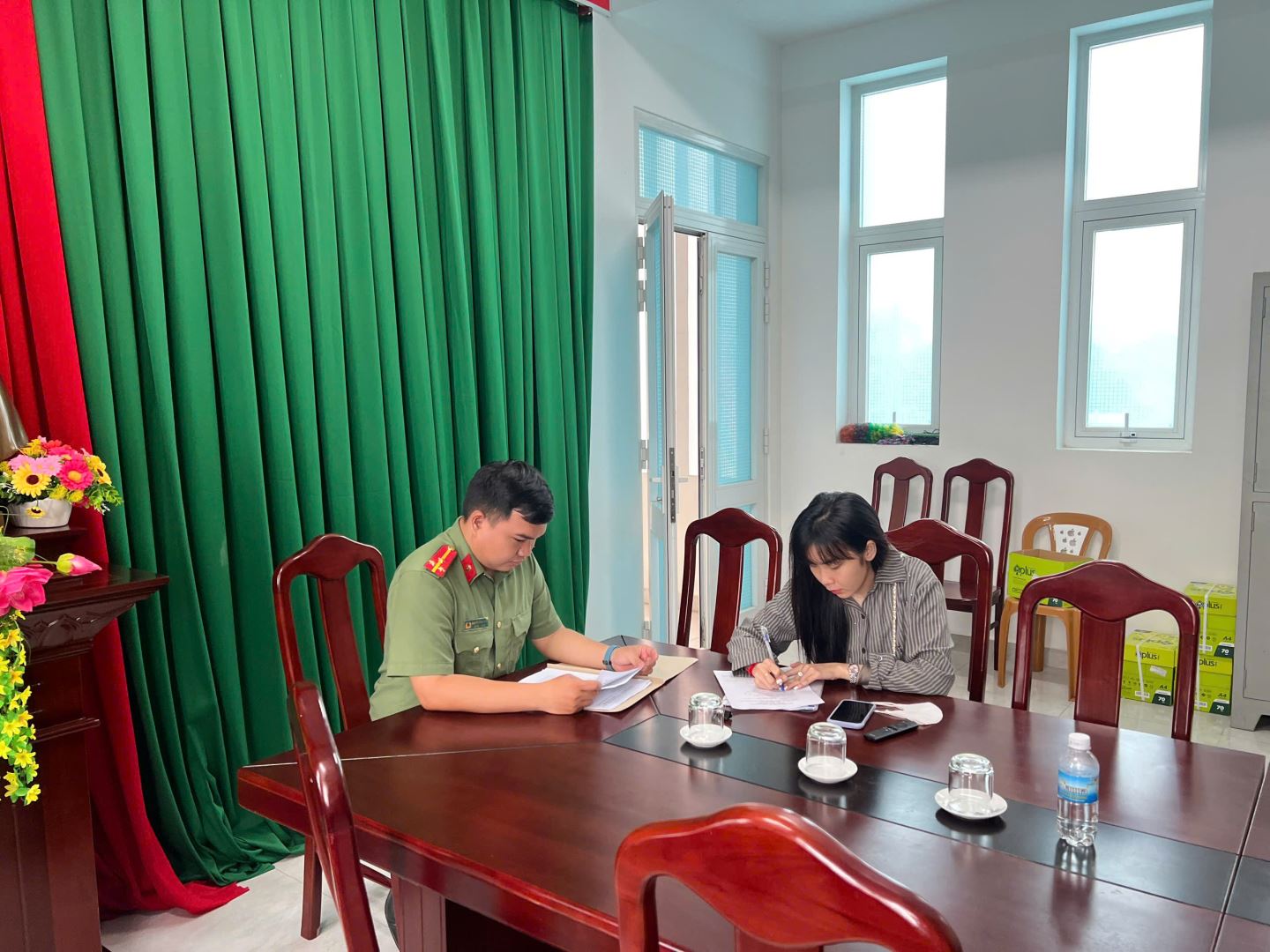 Hình ảnh công dân trên địa bàn xã Diên Thọ đăng ký thực hiện nghĩa vụ tham gia Công an nhân dân