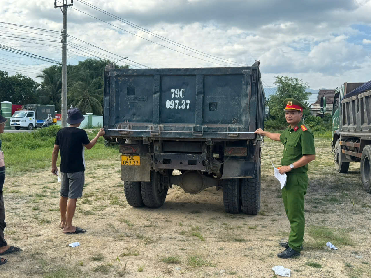 Cán bộ Công an xã kiểm tra xe tải tự đổ dưới 15.000kg.