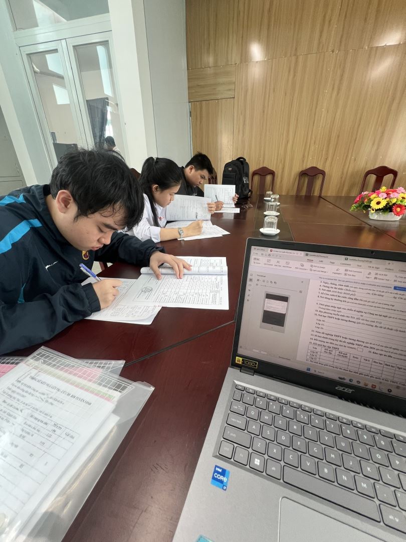 Công an xã Diên Thọ hướng dẫn thí sinh đăng ký dự tuyển sinh vào các trường CAND