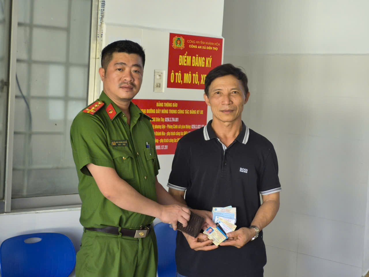 Đồng chí Đại úy Ngô Quang Hoàng, cán bộ Cảnh sát khu vực, trực tiếp trao trả đầy đủ giấy tờ cho ông Phạm Ngọc Khuôn.
