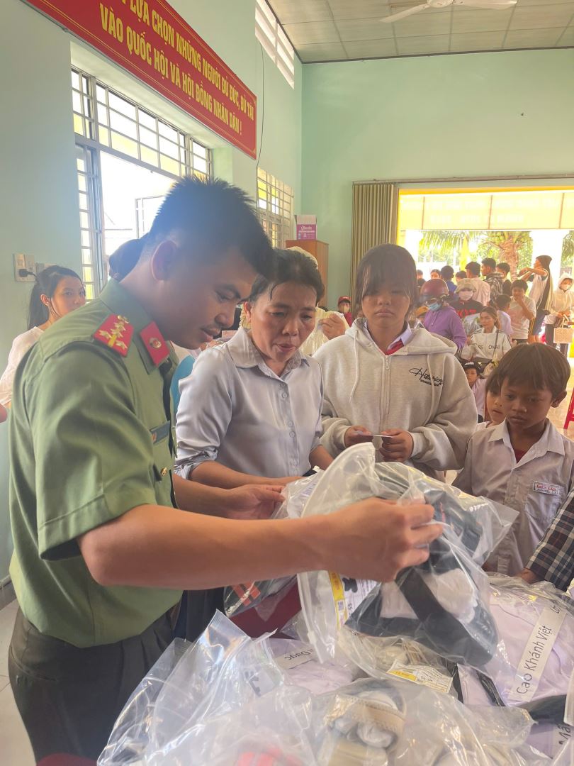 Cán bộ Công an xã Diên Thọ trao những phần quà thiết thực đến học sinh khó khăn.