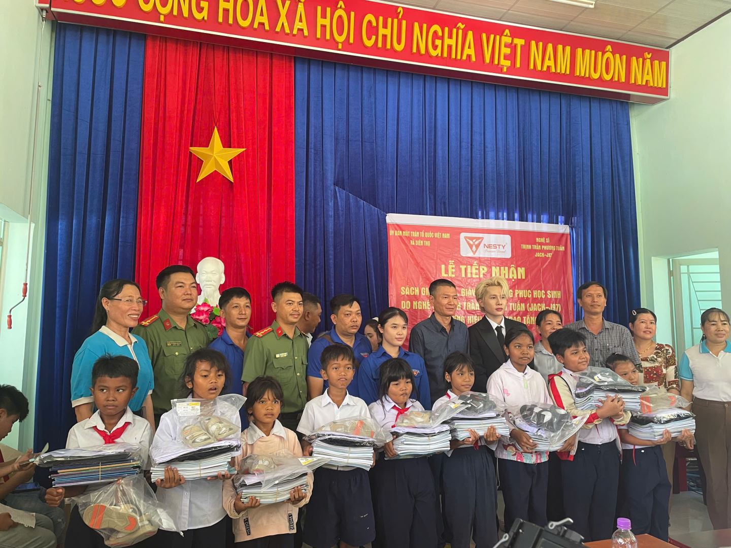 **Công an xã Diên Thọ phối hợp với đoàn thiện nguyện trao quà cho học sinh có hoàn cảnh khó khăn trên địa bàn.**