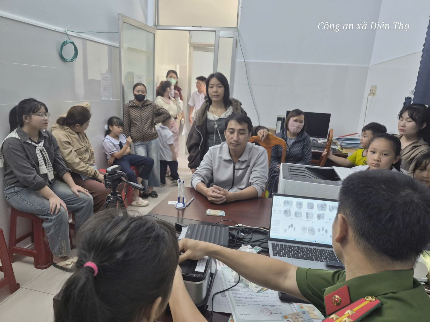 Cán bộ Công an xã thực hiện thủ tục thu nhận tài khoản định danh điện tử, cấp căn cước cho người dân và trẻ em 