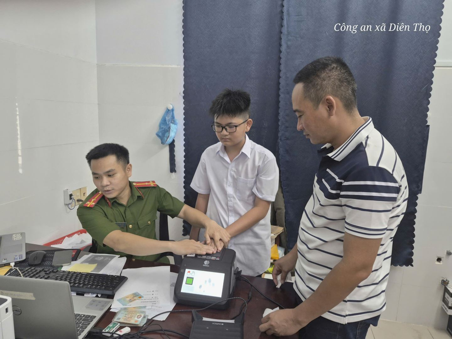 Công an xã Diên Thọ tận tình hướng dẫn người dân, trẻ em làm căn cước, kích hoạt VNeID