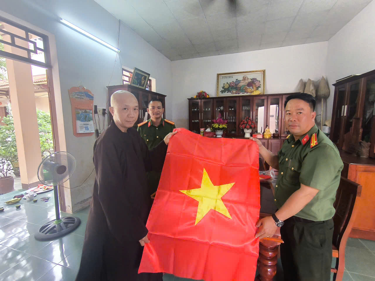 Công an xã Diên Thọ trao tặng cờ Tổ quốc, góp phần lan tỏa tinh thần yêu nước và tăng cường gắn kết với các cơ sở tôn giáo, người có uy tín và quần chúng trên địa bàn