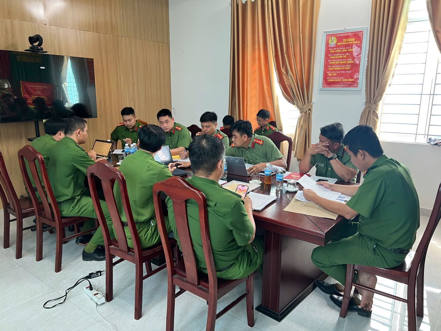 Cán bộ, chiến sĩ Công an xã Diên Thọ tham dự Hội nghị tại điểm cầu của đơn vị.