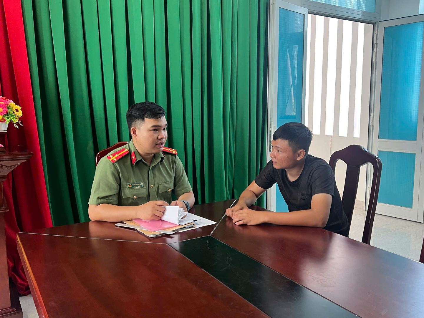 Cán bộ Công an xã Diên Thọ tuyên truyền, vận động công dân trong độ tuổi thực hiện nghĩa vụ tham gia CAND năm 2027