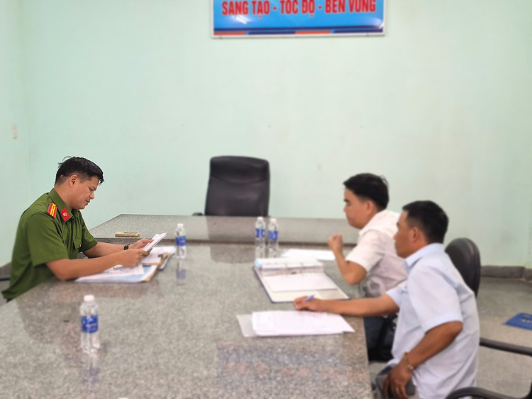 Công an xã Diên Thọ kiểm tra, hướng dẫn công tác quản lý, bảo đảm an toàn vật liệu nổ tại mỏ đá.