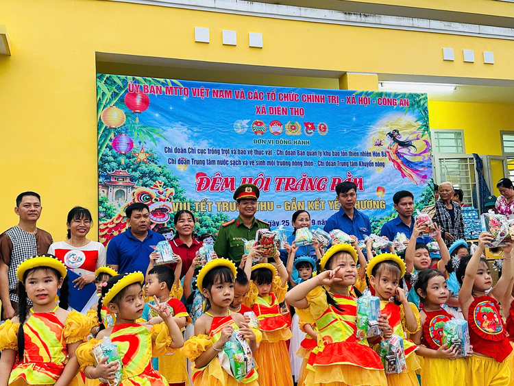 Ban Tổ chức cùng Đội văn nghệ lưu lại khoảnh khắc đáng nhớ trong đêm hội Trung thu