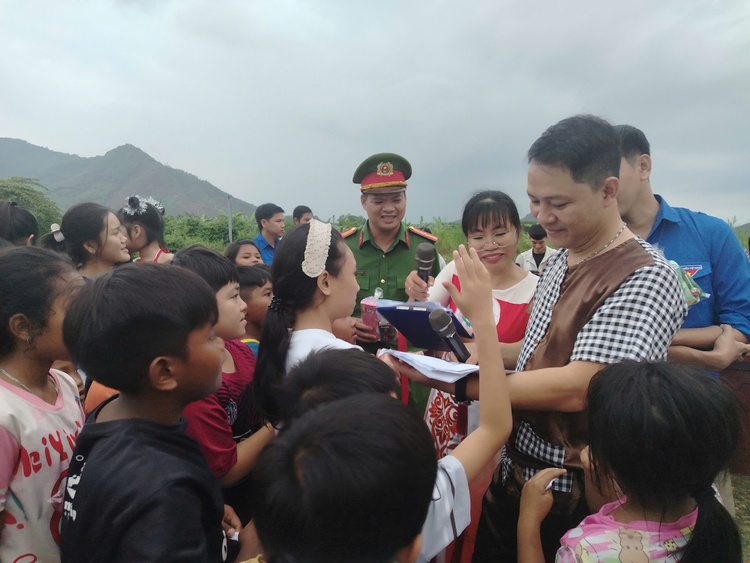Rộn ràng đêm hội Trung thu với nhiều hoạt động vui tươi, ý nghĩa dành cho các em thiếu nhi