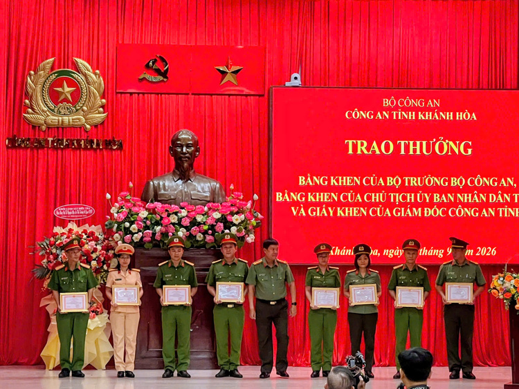 Đại diện Công an xã Diên Thọ nhận Giấy khen của Giám đốc Công an tỉnh Khánh Hòa