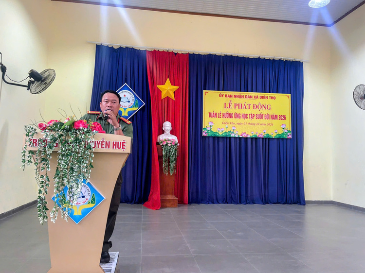 Trung tá Bùi Trung Kiên – Phó Trưởng Công an xã Diên Thọ tuyên truyền, hướng dẫn kỹ năng bảo đảm an toàn trên môi trường mạng, phòng ngừa lừa đảo trên không gian mạng cho giáo viên, học sinh.