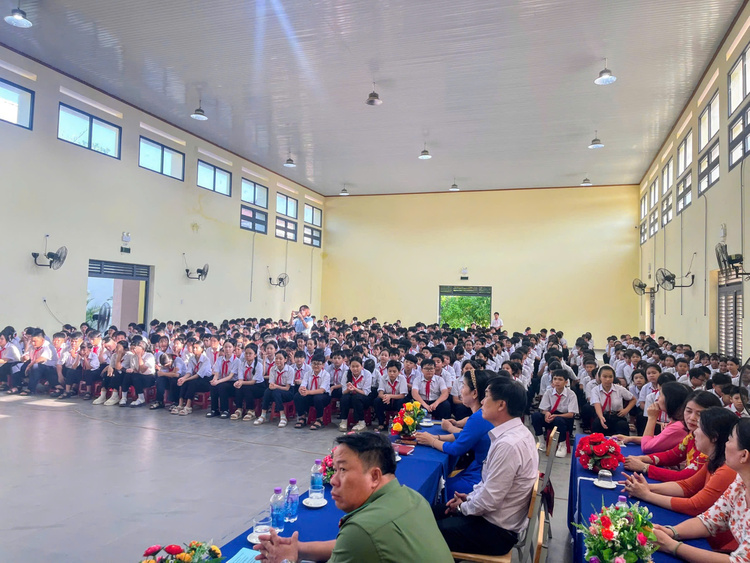 Công an xã Diên Thọ tuyên truyền kỹ năng bảo đảm an toàn trên môi trường mạng, phòng ngừa lừa đảo cho học sinh