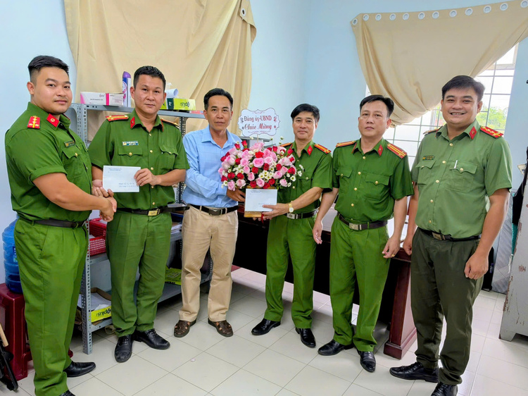 đồng chí Phạm Đình Toàn, Phó Bí thư Thường trực Đảng ủy xã, cùng đồng chí Trung tá Nguyễn Hiền Hoài Bảo, Trưởng Công an xã, đã tặng hoa và thưởng nóng các tổ nghiệp