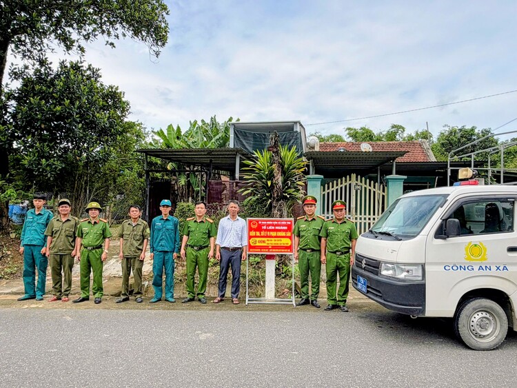 Công an xã Diên Thọ triển khai các biện pháp tăng cường kiểm tra, kiểm soát hoạt động khai thác, mua bán, tập kết và vận chuyển kháng sản trên địa bàn.