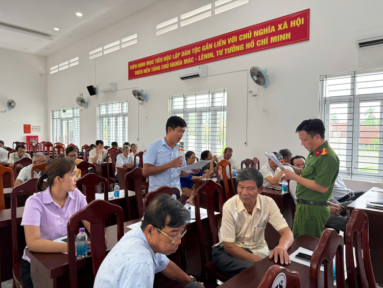 Tuyên truyền viên pháp luật Công an xã Diên Thọ trao đổi kiến thức pháp luật và kỹ năng hòa giải ở cơ sở.