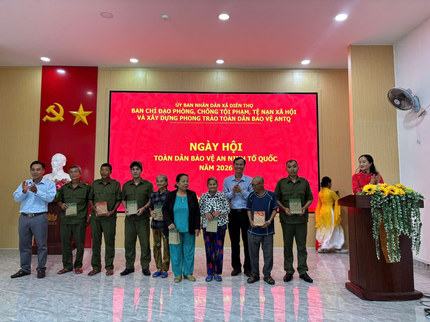 Trao quà cho các hộ dân, lực lượng an ninh cơ sở vượt khó.