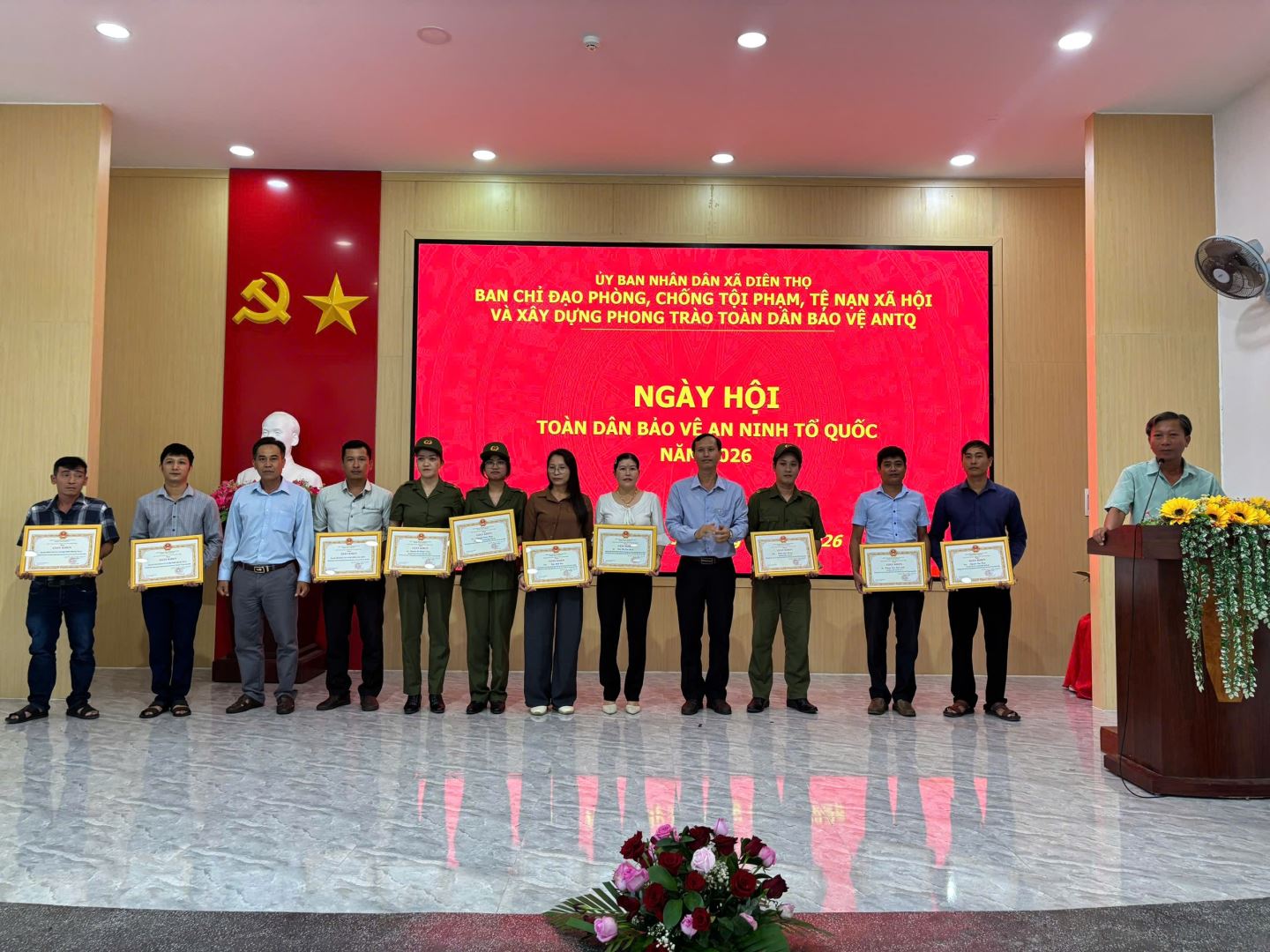 Trao Giấy khen của Giám đốc Công an tỉnh và UBND xã cho các tập thể, cá nhân có thành tích xuất sắc.