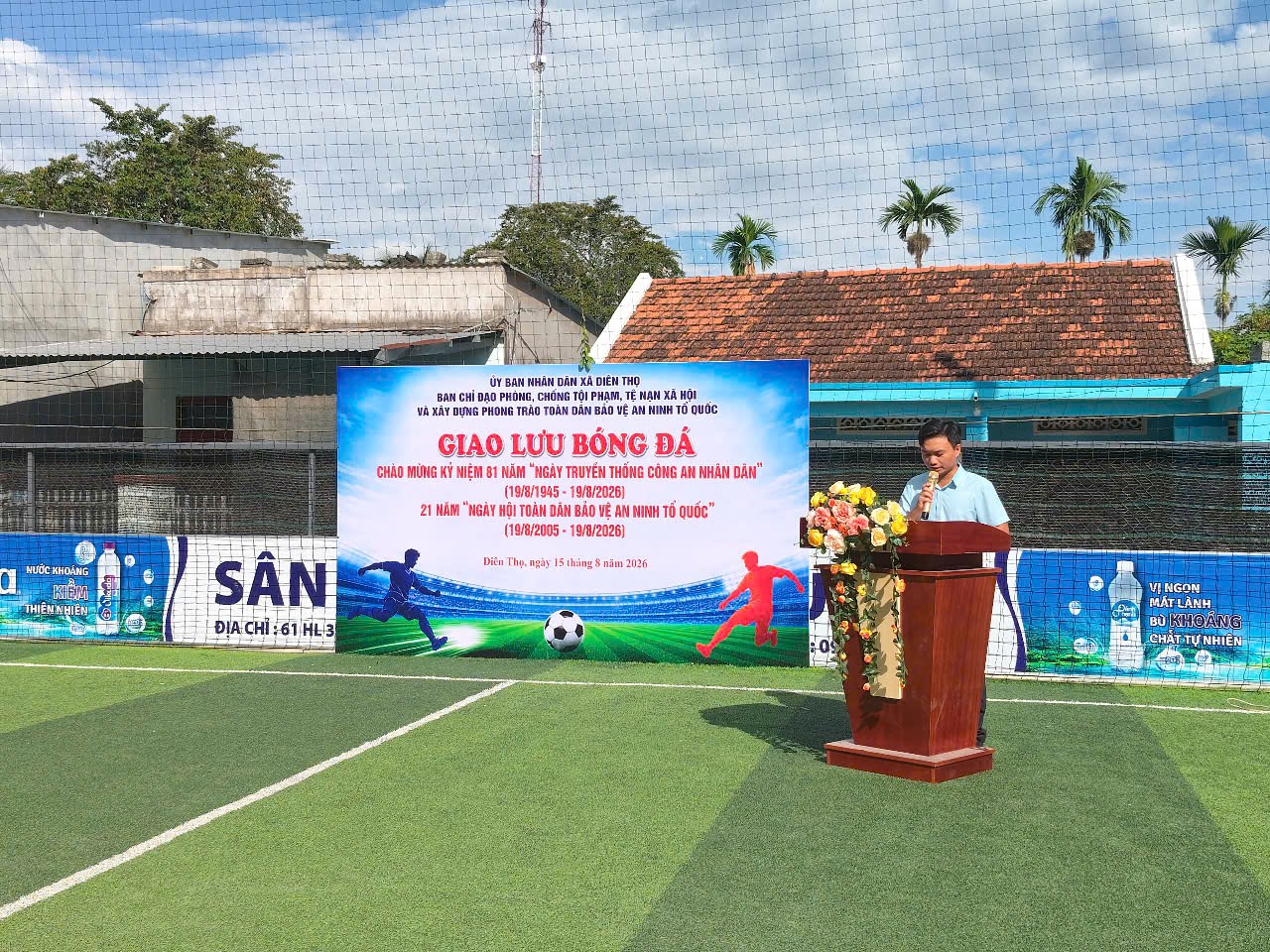 Đồng chí Nguyễn Hải Nguyên, Ủy viên Ban Thường vụ Đảng ủy, Phó Chủ tịch UBND xã Diên Thọ phát biểu khai mạc giao lưu bóng đá.