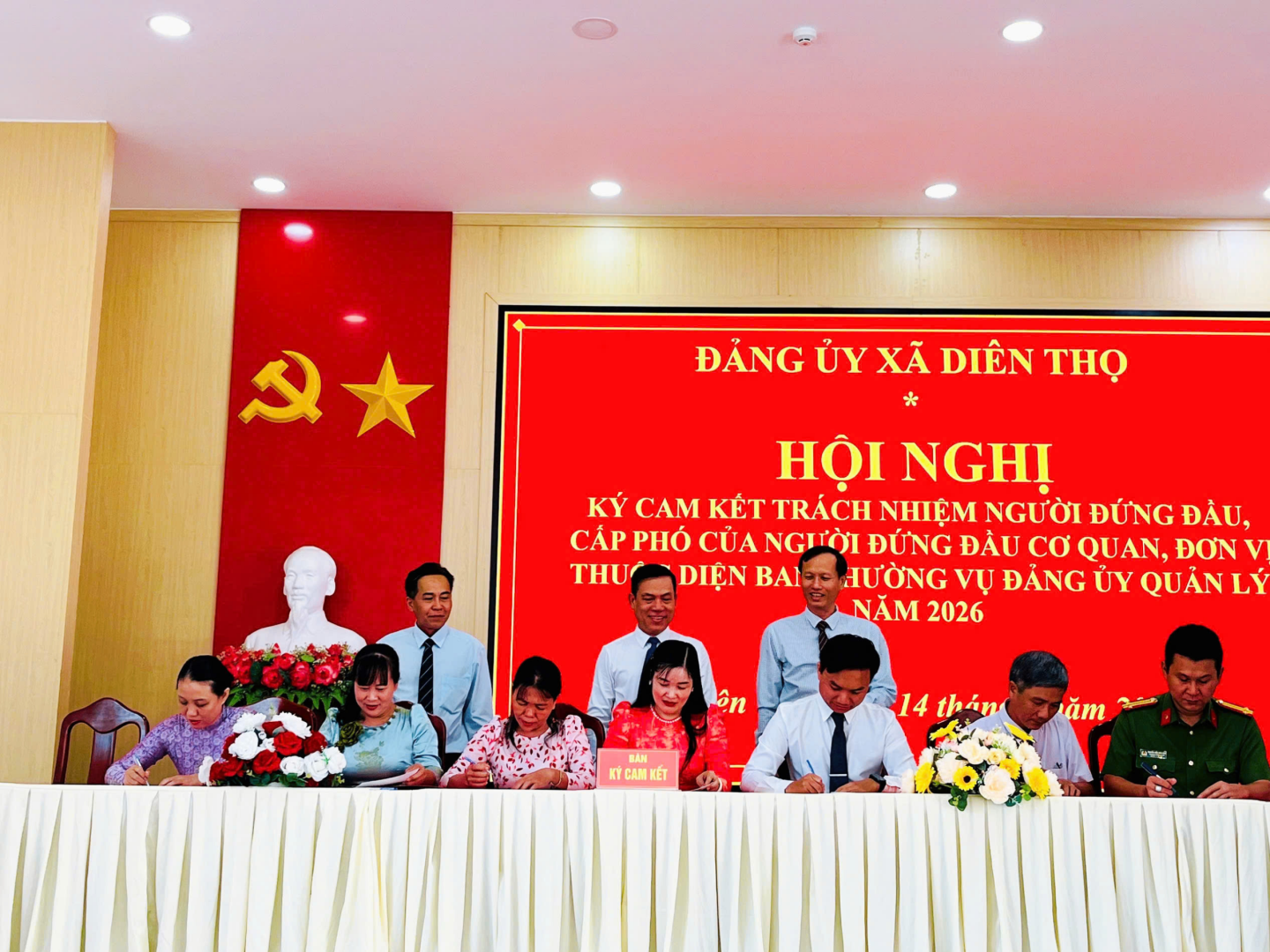 Đại diện Cấp ủy, Chỉ huy Công an xã ký cam kết thực hiện các nội dung đã được triển khai, quán triệt