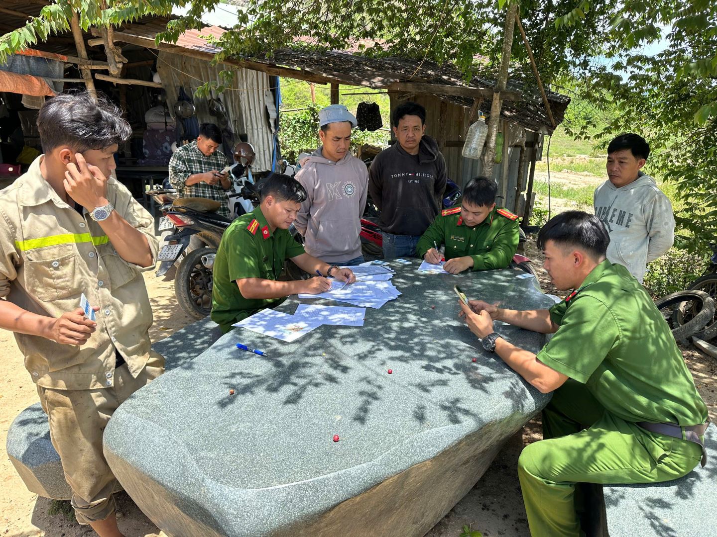 Lực lượng Công an xã Diên Thọ tổ chức test nhanh ma túy lưu động đối với các trường hợp có biểu hiện nghi vấn tại khu vực đông lao động, phục vụ công tác quản lý địa bàn và bảo đảm ANTT.