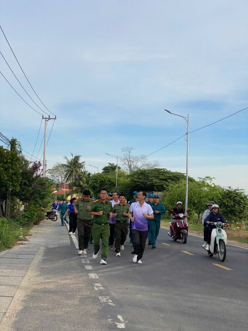 Các đại biểu xã Diên Thọ tham gia chạy hưởng ứng “Chung một quyết tâm xây dựng xã, phường không ma túy”