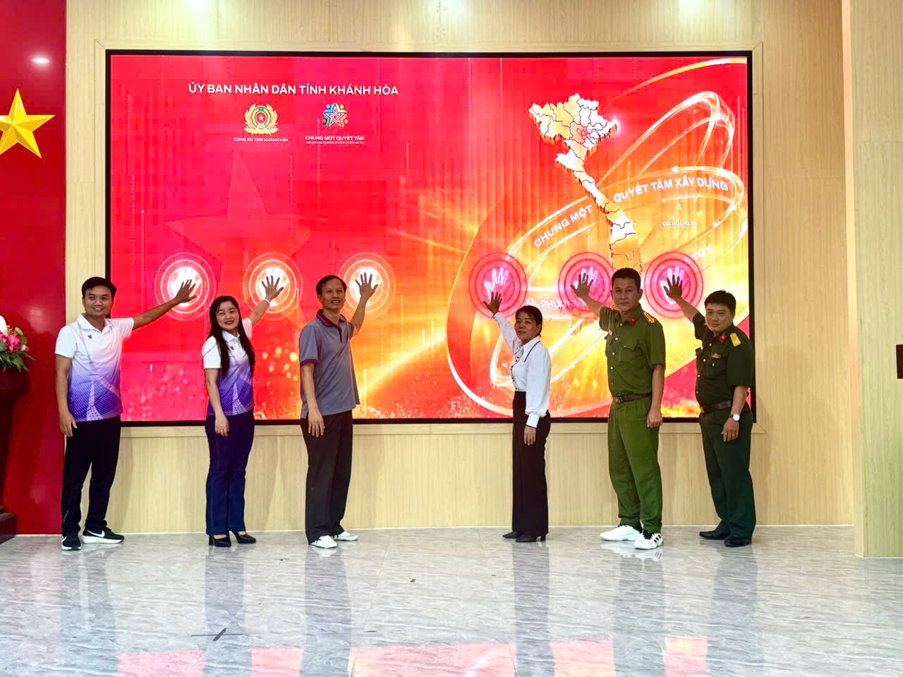 Đại biểu tại điểm cầu xã Diên Thọ bấm nút điện tử phát động phong trào "Chung một quyết tâm xây dựng xã, phường, đặc khu không ma túy".