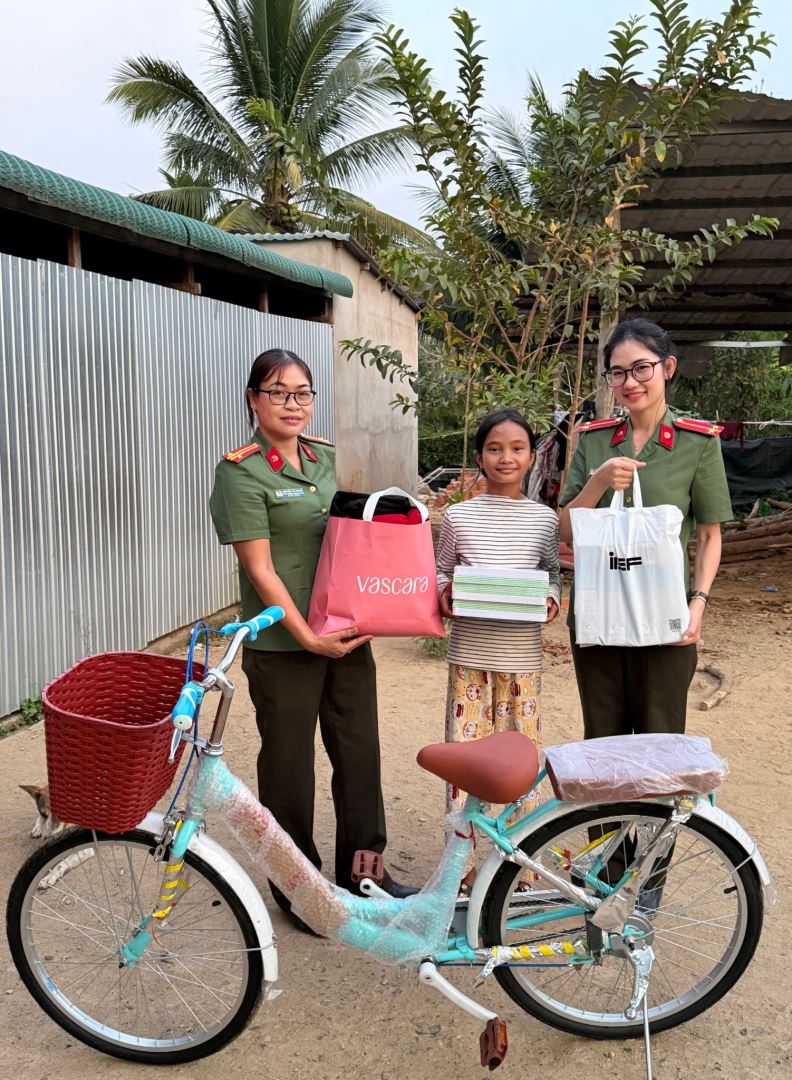 án bộ, hội viên Hội Phụ nữ và đoàn viên thanh niên Công an xã Đông Khánh Sơn đã trực tiếp đến thăm hỏi, động viên và trao tặng phần quà ý nghĩa cho em Mấu Thị Thanh Hiểu – học sinh có hoàn cảnh khó khăn tại địa phương