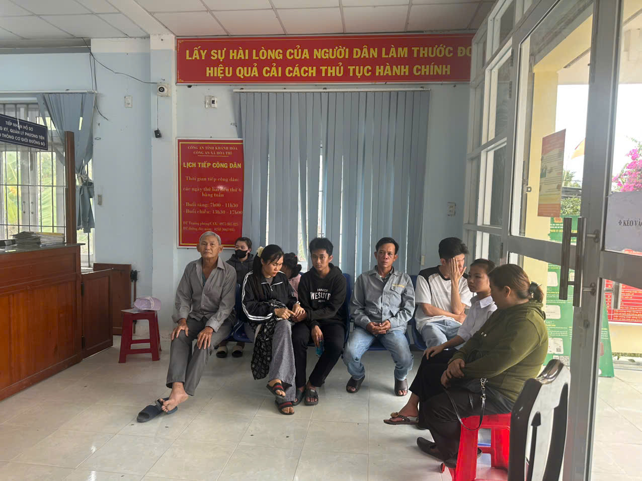 Người dân ngồi chờ để làm thủ tục cấp Định danh điện tử mức 2 tại Bộ phần một cửa Công an xã Hòa Trí